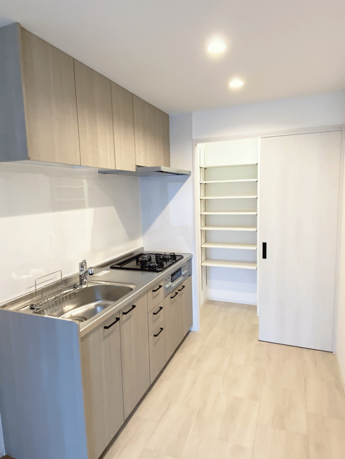 天井を高くして風通しと採光UP！自転車も置けて収納もたっぷり！ 　目黒区A様邸